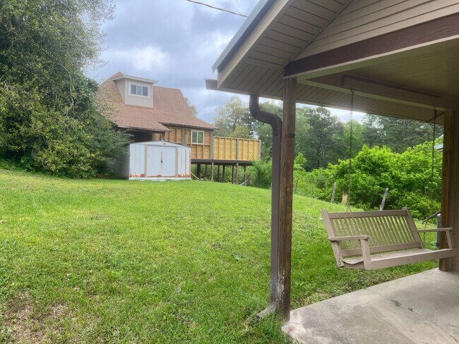 Building Photo - 2 Bed 1 Bath Cottage