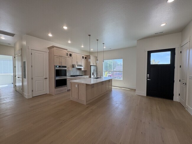 Building Photo - 68 W 4750 N