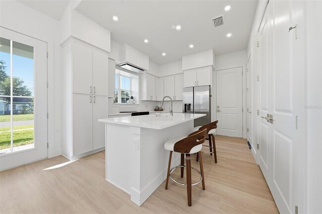 Building Photo - 1605 Bryn Mawr St