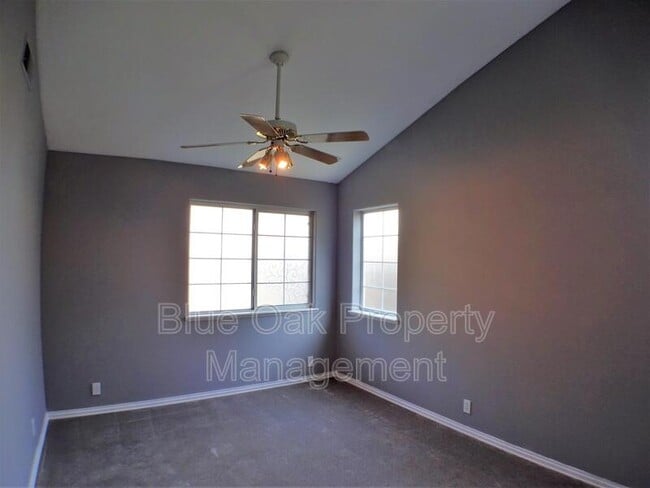 Building Photo - 612 W 6th Ave