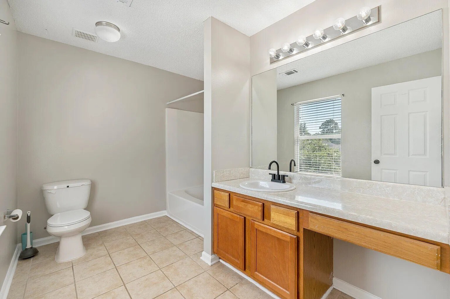 Building Photo - 329 Dahlquist Dr