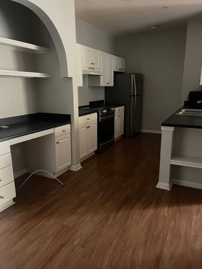 Building Photo - $600 Deposit* Updated Downtown 2/2 Condo w...