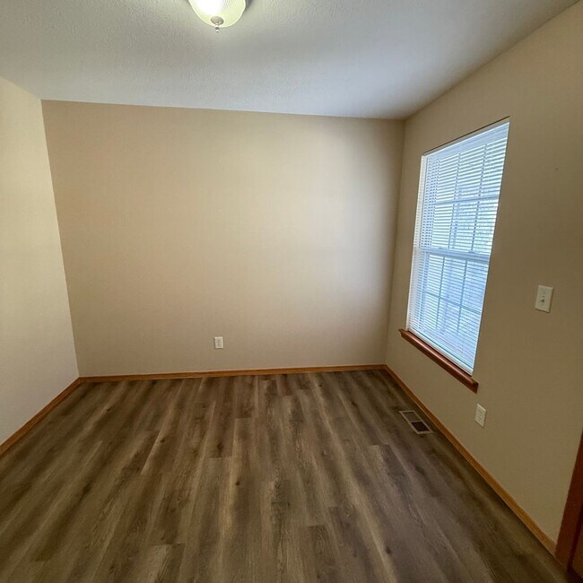 Building Photo - Updated 3 bedroom 2 bathroom home in Clever