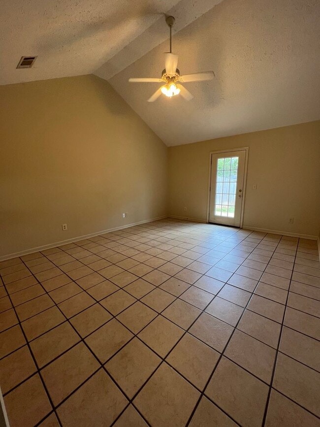 Building Photo - Well-Located 3BR Duplex with Easy Commute Access