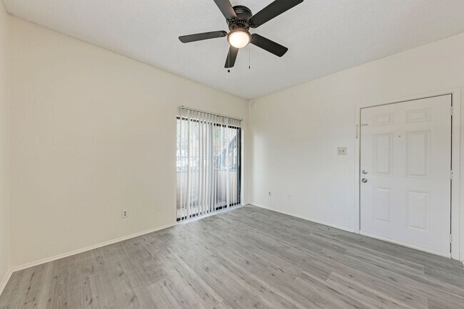 Building Photo - West campus 1 bed condo just 2 blocks from UT