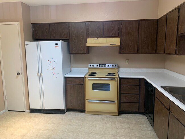 Building Photo - Cute townhome available in Mesa -- 1/2 off first month's rent