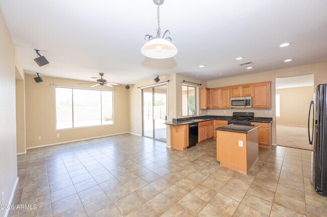 Building Photo - 2023 W Shackleton Dr