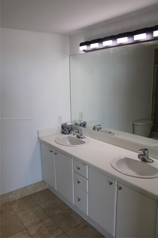 Building Photo - 2475 Brickell Ave