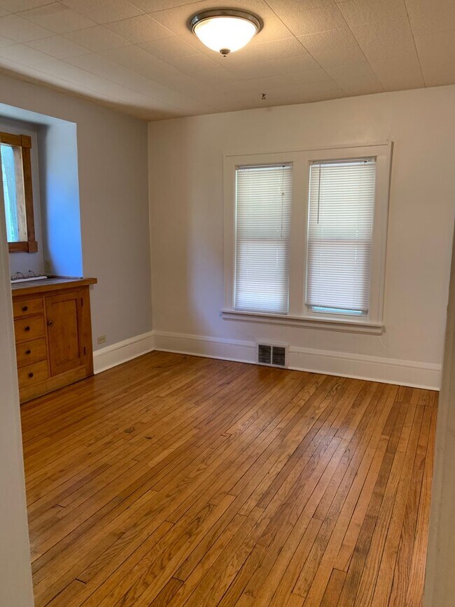 Building Photo - 4 Bedroom 2 Bathroom On the Edge of Dinkyt...