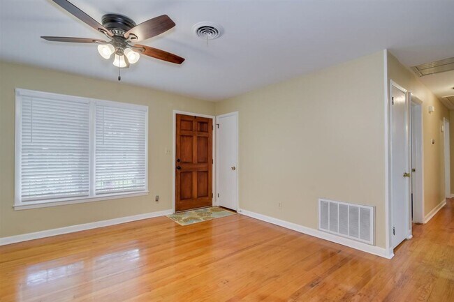 Building Photo - 3649 Lynnwood Dr
