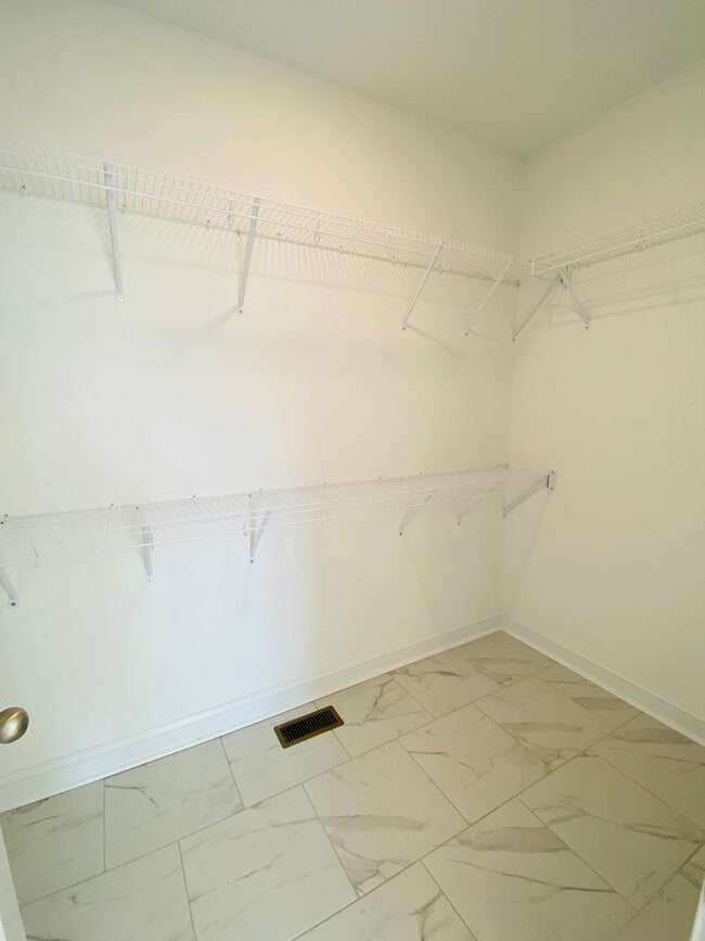 Building Photo - Luxury Home