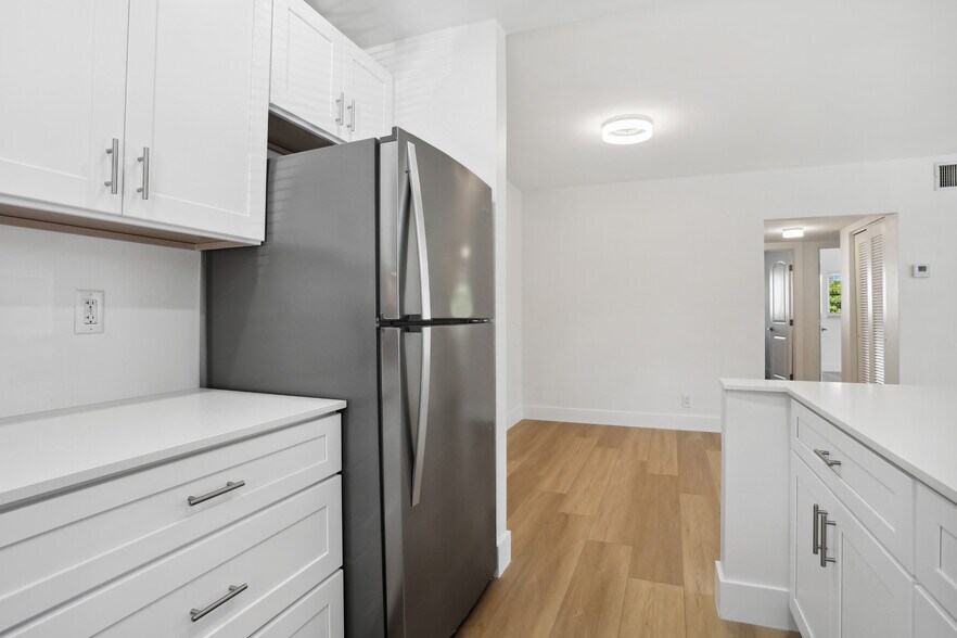 Building Photo - 521 NE 43rd St