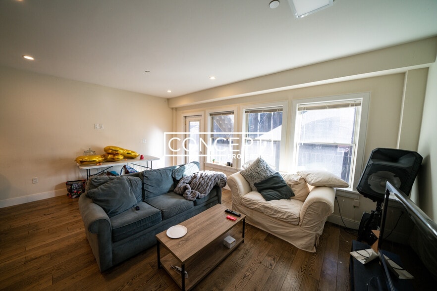 Building Photo - 988 Tremont St