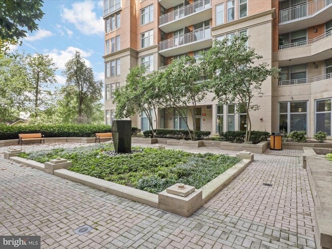 Building Photo - 8220 Crestwood Heights Dr