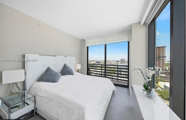 Building Photo - 460 NE 28th St