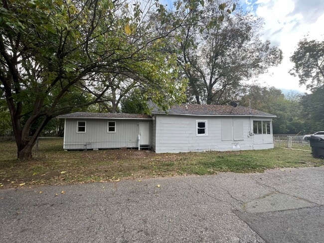 Building Photo - Large 4 Bedrooms 2 Bathrooms