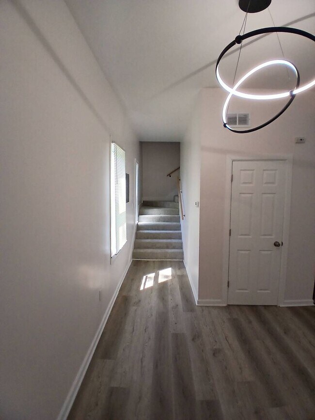 Building Photo - 6015 Hosmer Ave