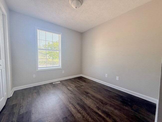 Building Photo - 480 W 4th St