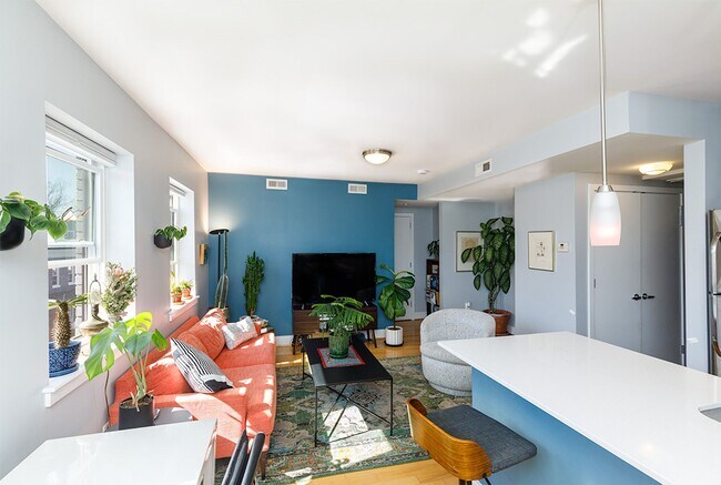 Building Photo - CoHi - Spacious One Bed Condo