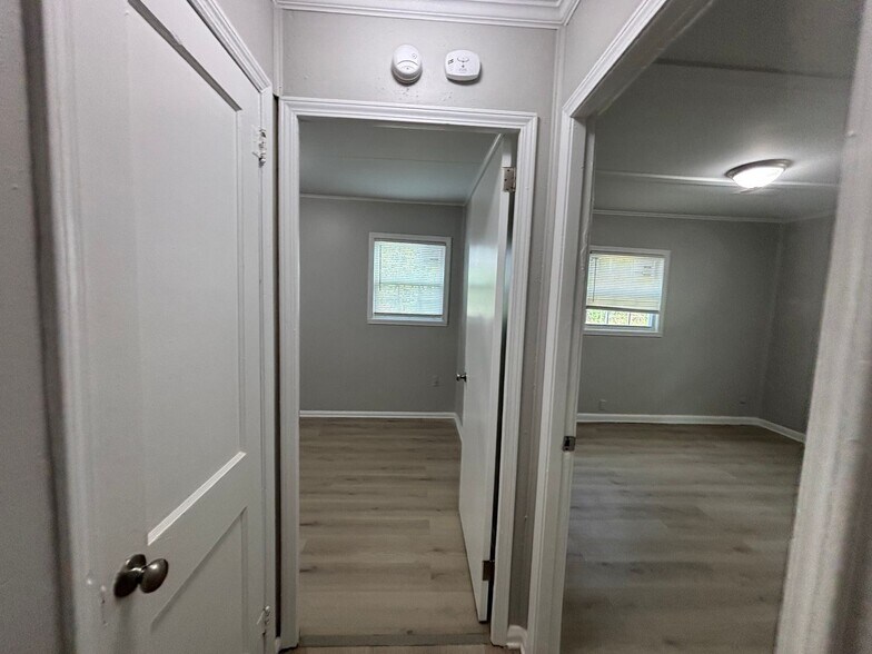 Building Photo - 901 Restbrook Ave
