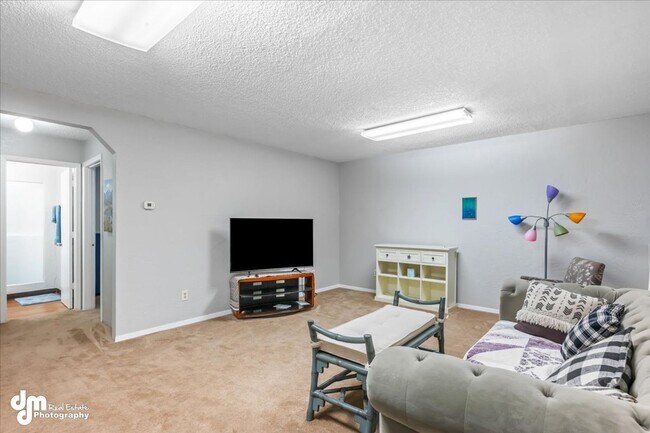 Building Photo - 3BD/2BA Triplex Unit with Modern Comforts