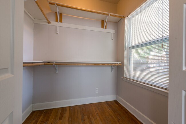 Building Photo - UT PRE-LEASE: 4 bed / 2 bath North Campus ...