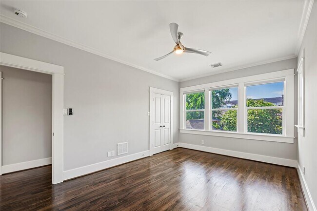 Building Photo - 542 W 26th St