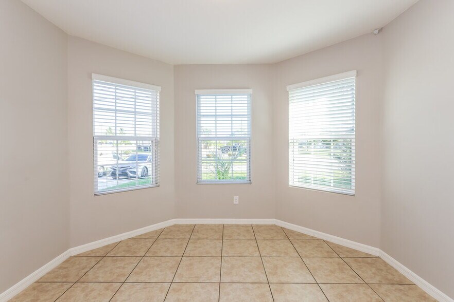 Building Photo - 320 SE 3rd St