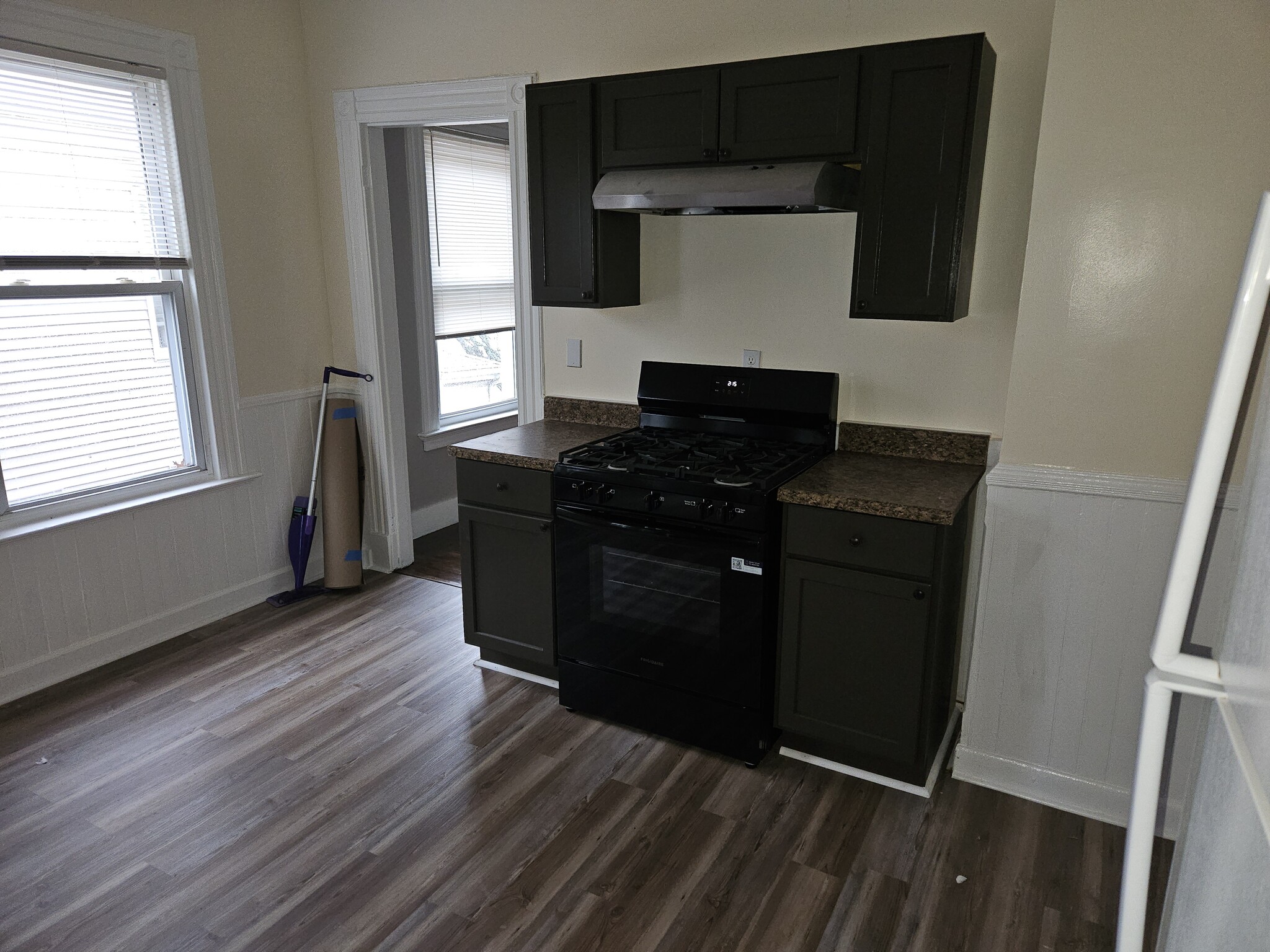 Building Photo - 107 Thompson St