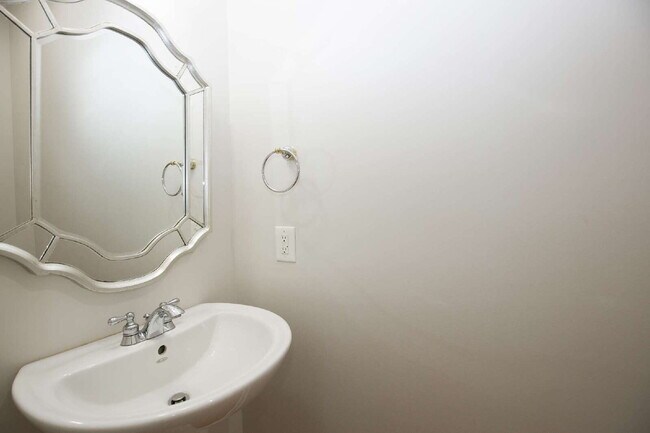 Building Photo - "Spacious 3-Bedroom Retreat with 3200 Sq Ft of Comfort in Seven Lakes!"