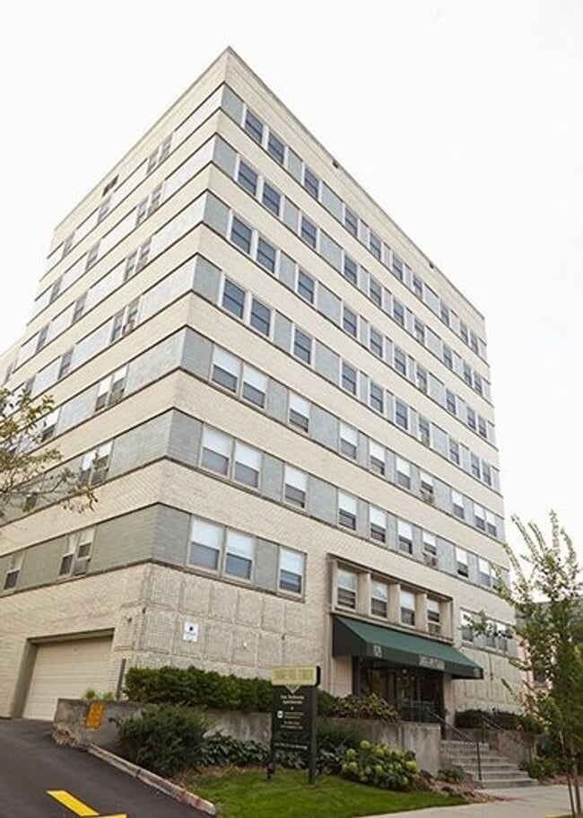 Interior Photo - 1029 E Knapp St