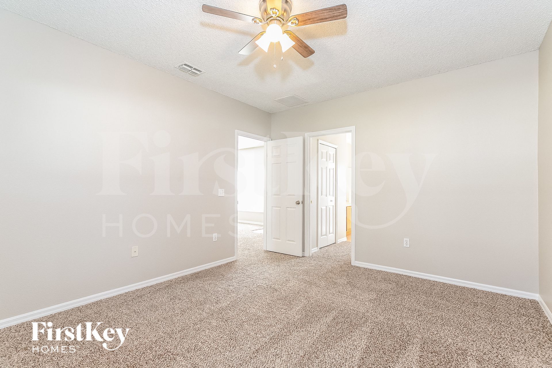 Building Photo - 927 Cannes Dr