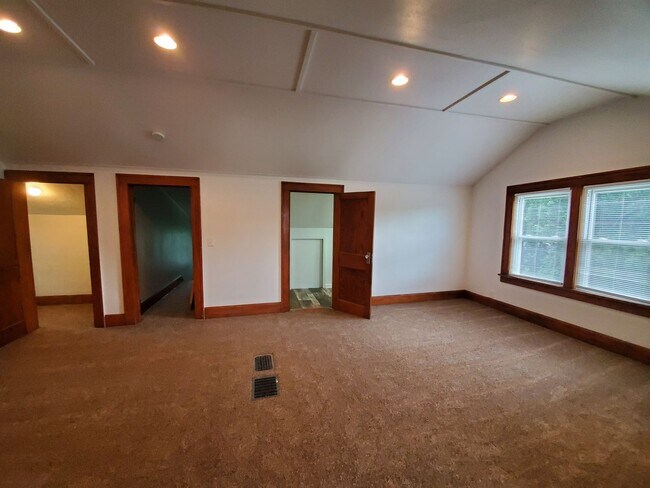 Building Photo - Large 3 Bedroom Home near Iowa State Fairgrounds!