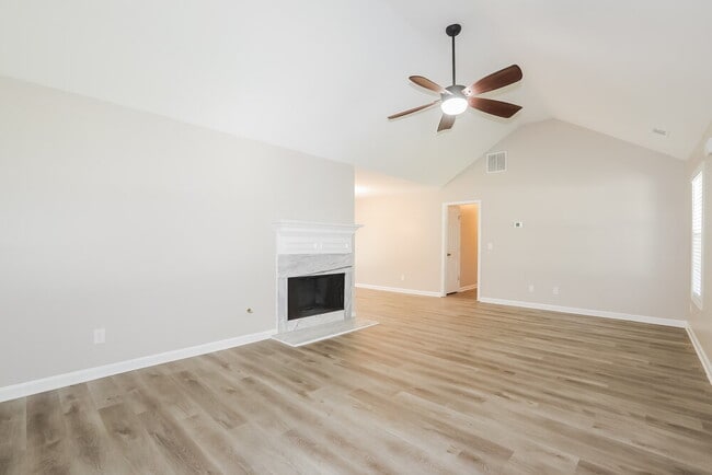 Building Photo - 2994 Raintree Dr SE