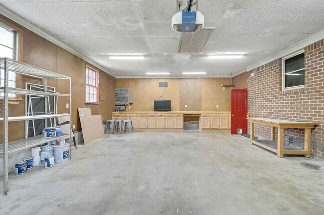 Building Photo - 212 Pinewood Dr