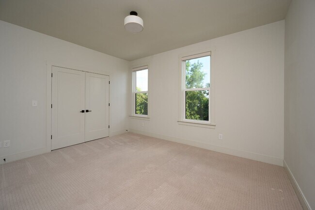 Building Photo - **LIKE-NEW, HIGH-END EXECUTIVE HOME WITH I...