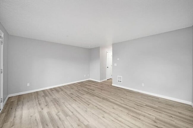 Building Photo - Spacious 2 Bed, 1.5 Bath. townhome with Washer and Dryer!