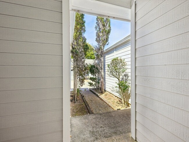 Building Photo - 64 Hideaway Dr