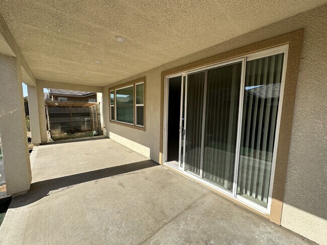 Building Photo - Beautiful 4 Bed, 3 Bath Home in Perfect Tracy Location