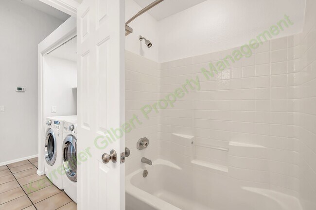 Building Photo - 1284 W Kingbird Dr