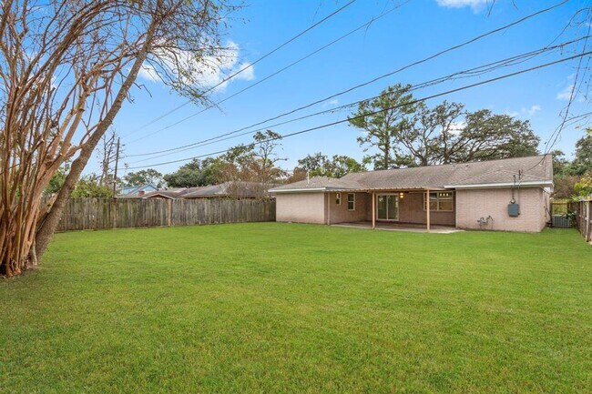 Building Photo - 3306 Crestdale Dr
