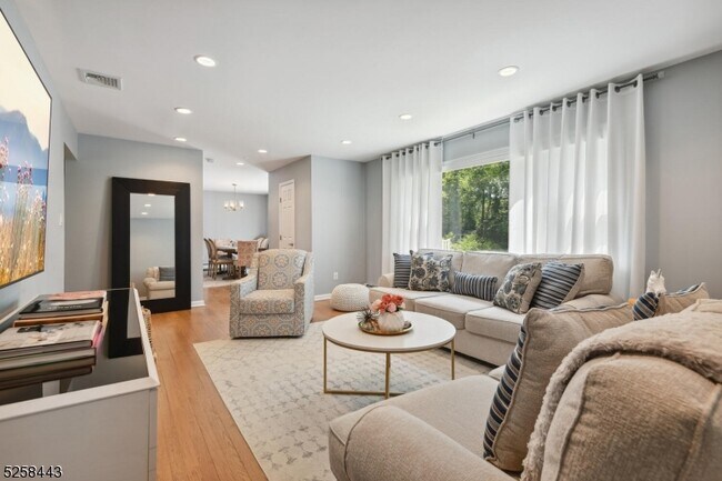 Building Photo - 204 Deerfield Ln