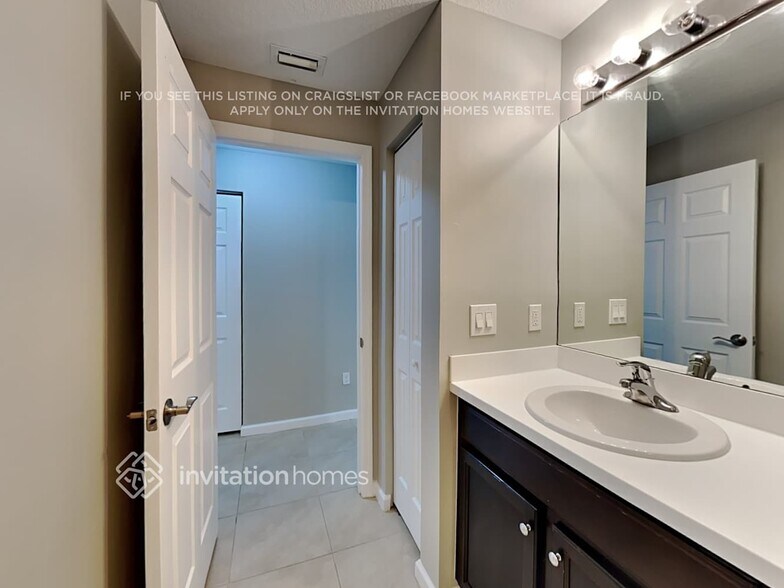 Building Photo - 886 SW Del Rio Blvd