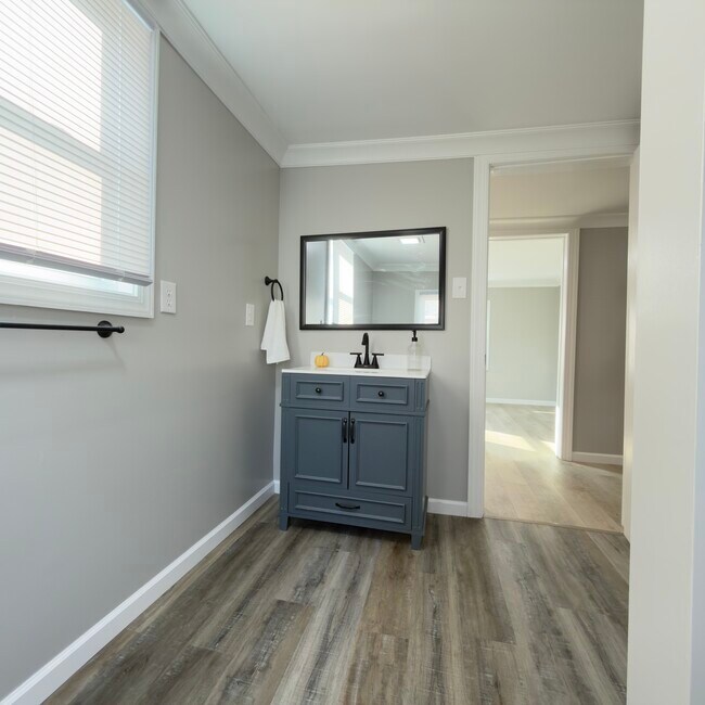 Building Photo - 510 S Sycamore St