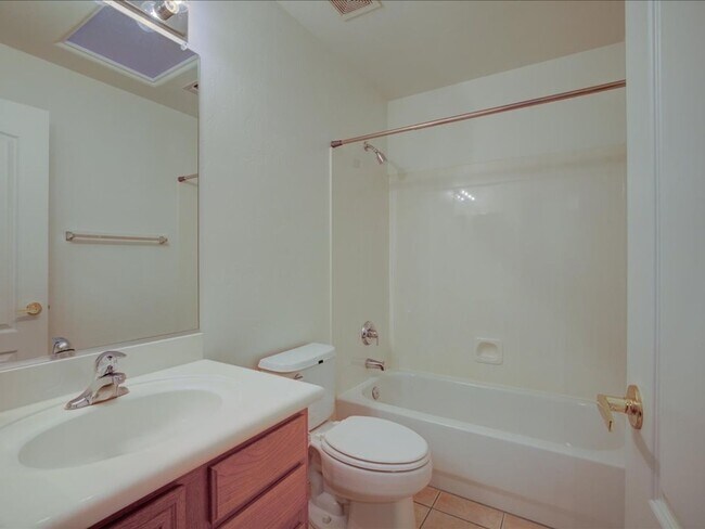 Building Photo - Beautiful 2-Bedroom, 2-Bath Home with Community Pool