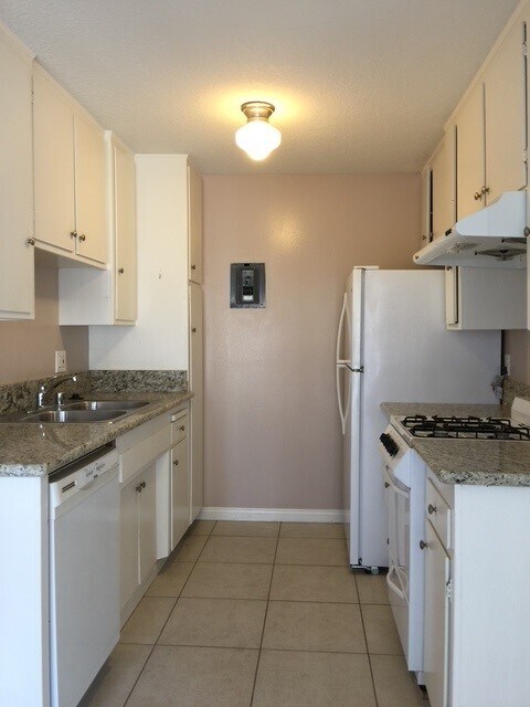 Building Photo - 2649 Andover Ave