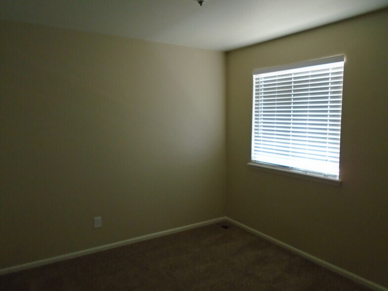 Building Photo - 1020 Quail Cir