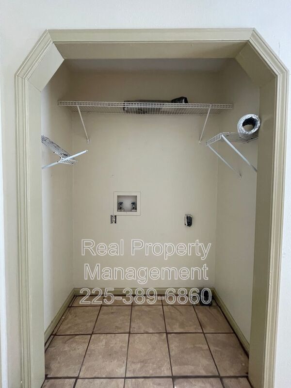 Building Photo - 1208 N Willow Ave