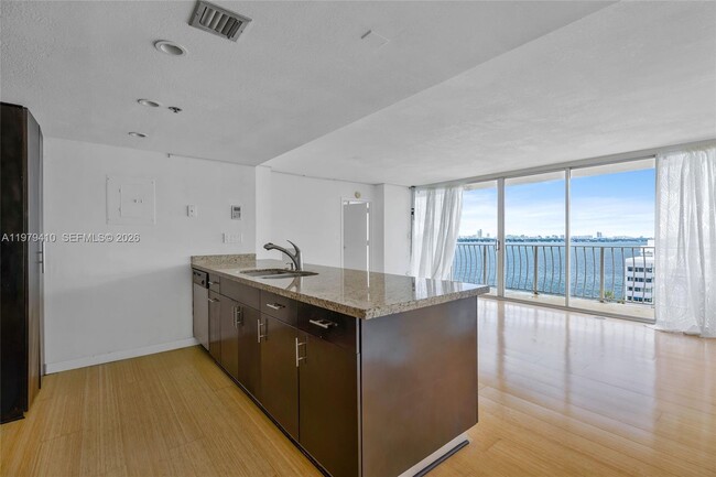 Building Photo - 7601 E Treasure Dr