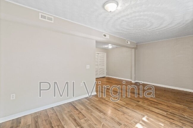 Building Photo - 909 E Liberty St